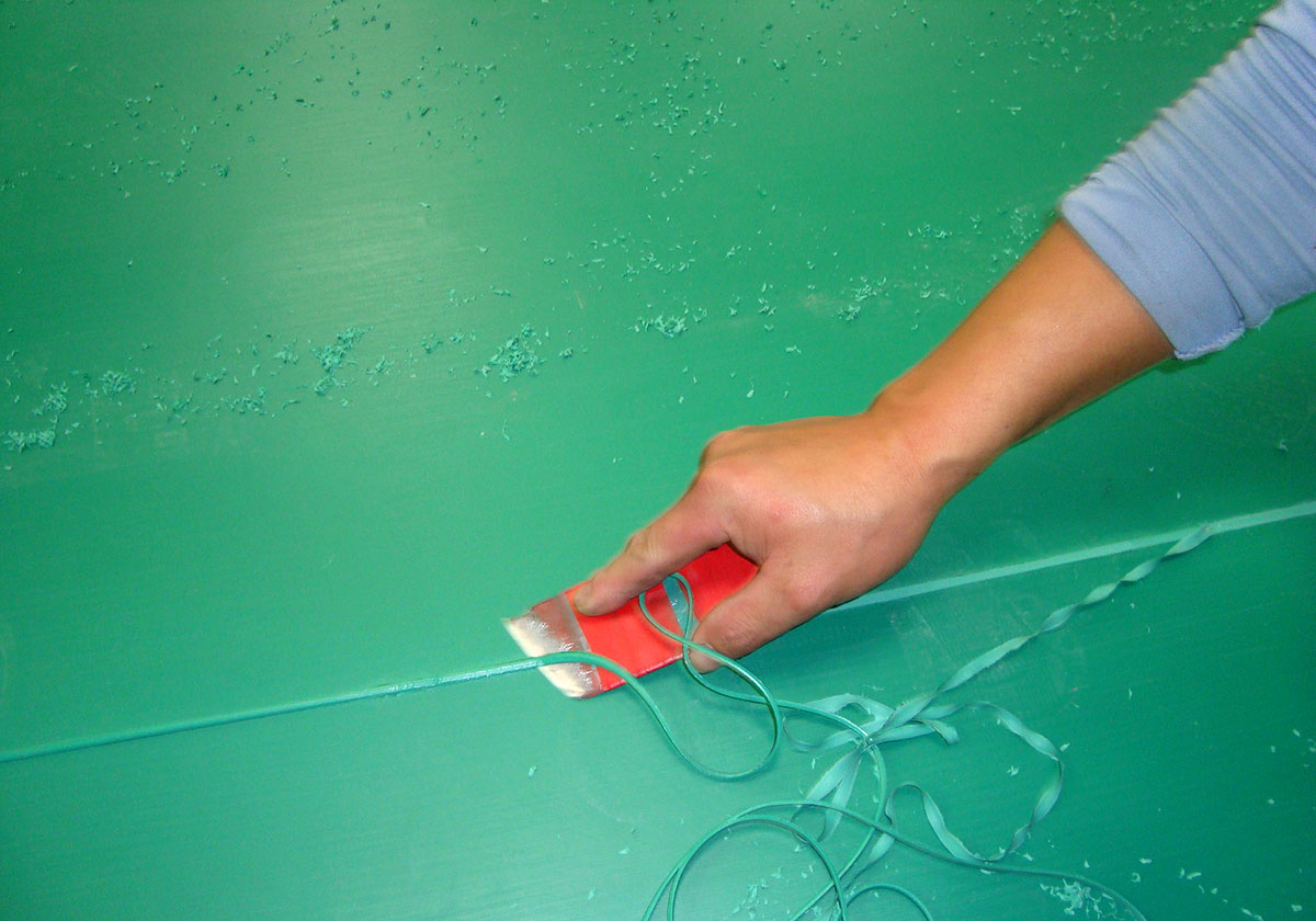 同样是防静电卷材地胶，PVC与橡胶材质的铺设方式为何不同？